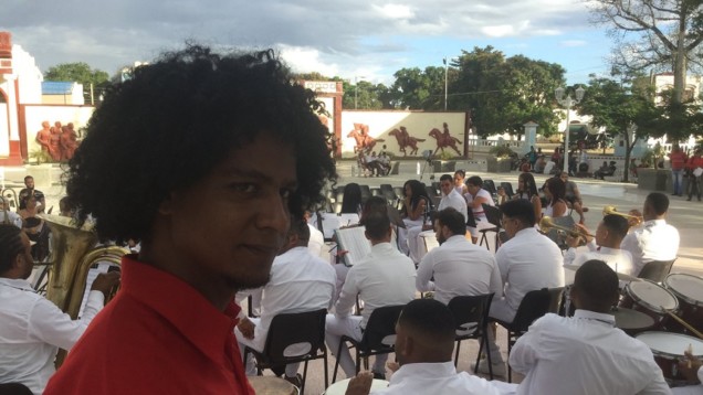 Yusmani Gaínza dirigiendo la banda de concierto de Caimanera