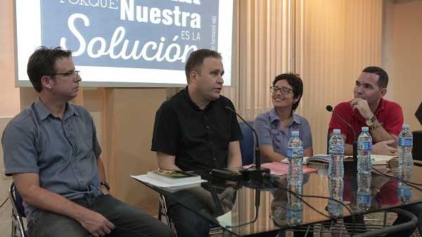 Panelistas en el espacio Dialogar, dialogar de la AHS