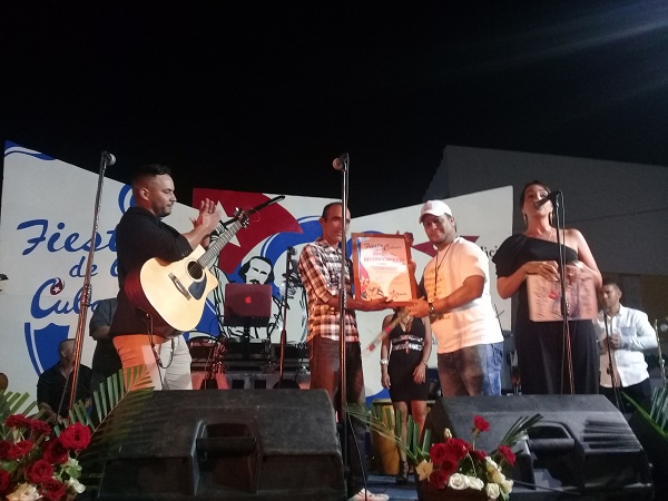 Reconocimiento al grupo Nubes en Fiesta de la Cubanía