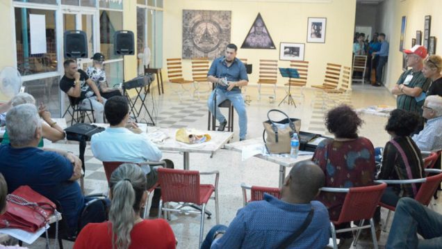 Escritor santiaguero Oscar Cruz, invitado al evento literario.