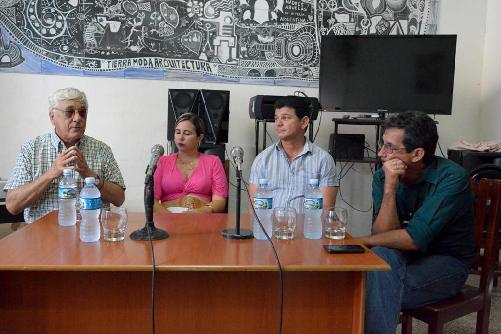 Conferencia sobre la décima y la poesía.