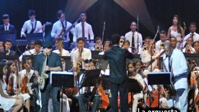 Orquesta juvenil junto a César López y Germán Velazco