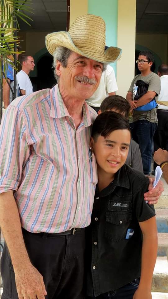 El director de cine Fernando Pérez junto a uno de los niños realizadores del Proyecto Audiovisual Infantil Picacho