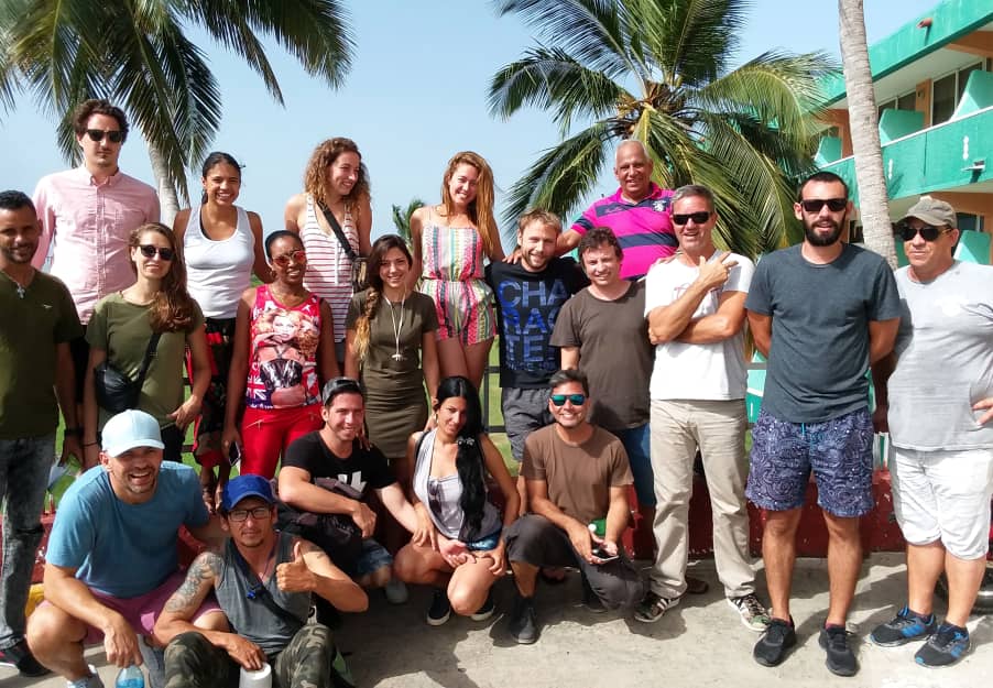  Integrantes del MAN junto al equipo de filmación en Nuevitas de la película alemana Ernesto Island del director Ronald Vietz