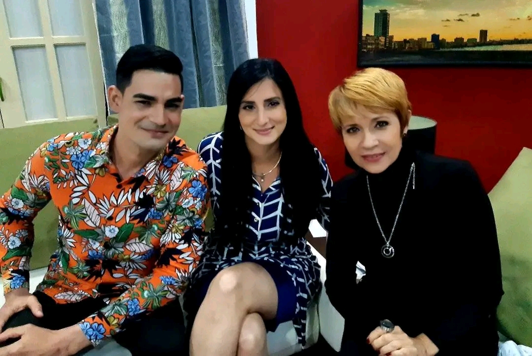 Lissania Castillo junto a Leyber Gómez y Rakel Mayedo en el popular espacio "De Tarde En Casa "