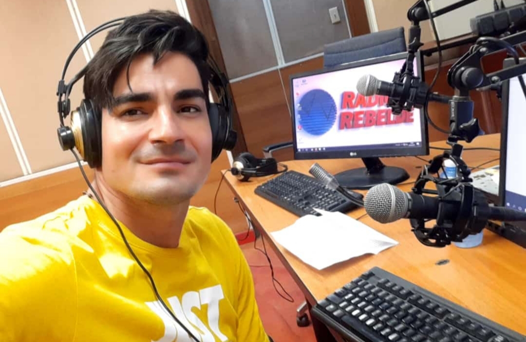 Leyber Gómez en la conducción del programa Visión de Radio Rebelde