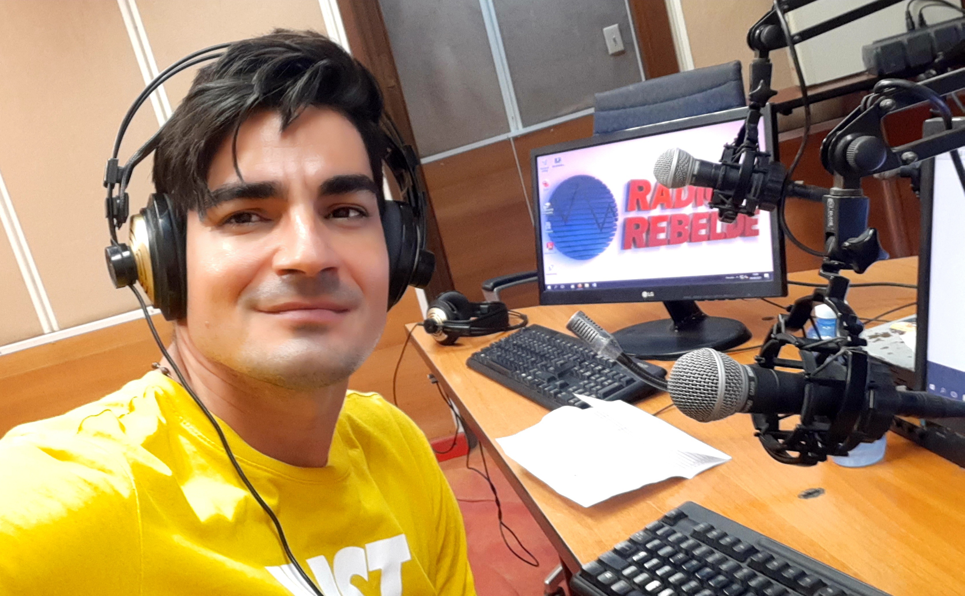 Leyber Gómez en la cabina de Radio Rebelde 