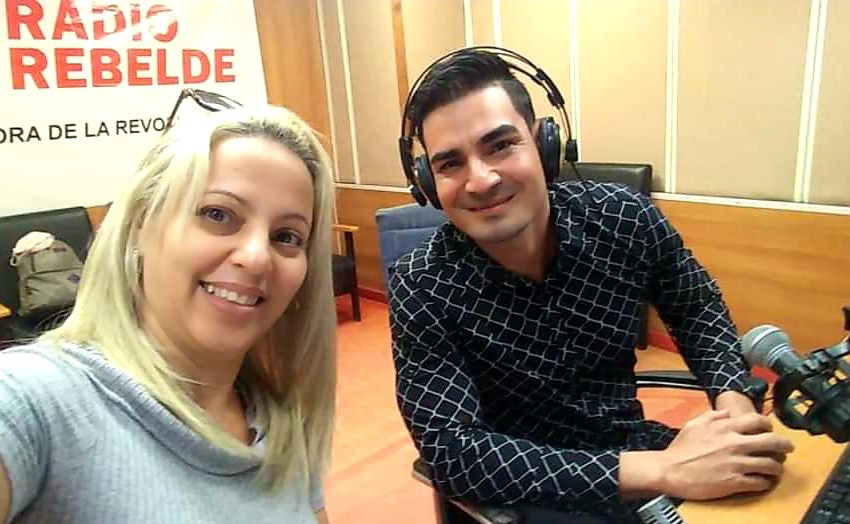 Leyber Gómez y Dunia Silva en el programa Visión de Radio Rebelde.